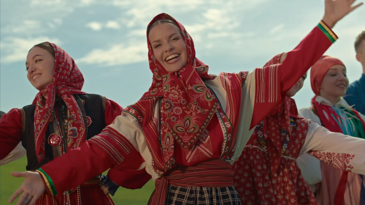 Кадр из клипа Татьяны Куртуковой «Ромашка - Василёк»