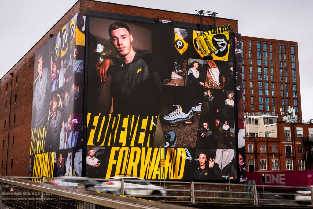 JD Sports подвесил гигантскую сумку над "воротами Манчестера"