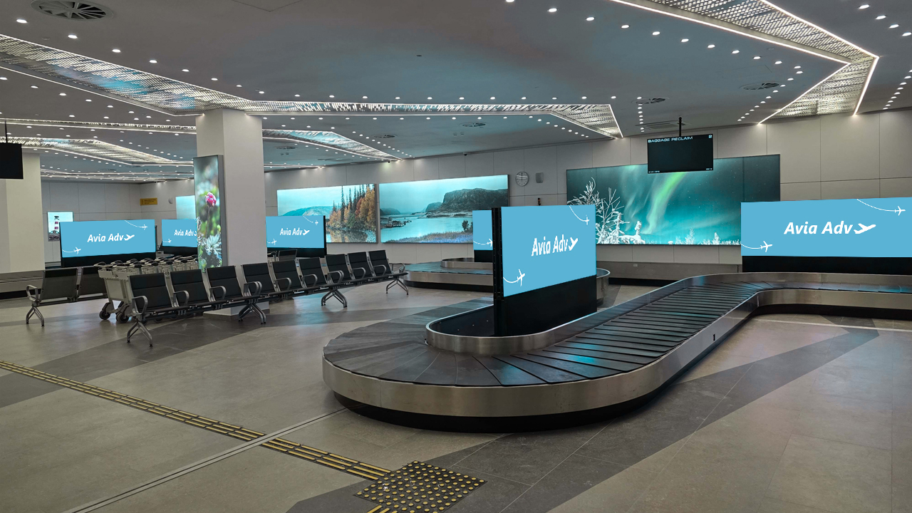 Сеть экранов в зале получения багажа