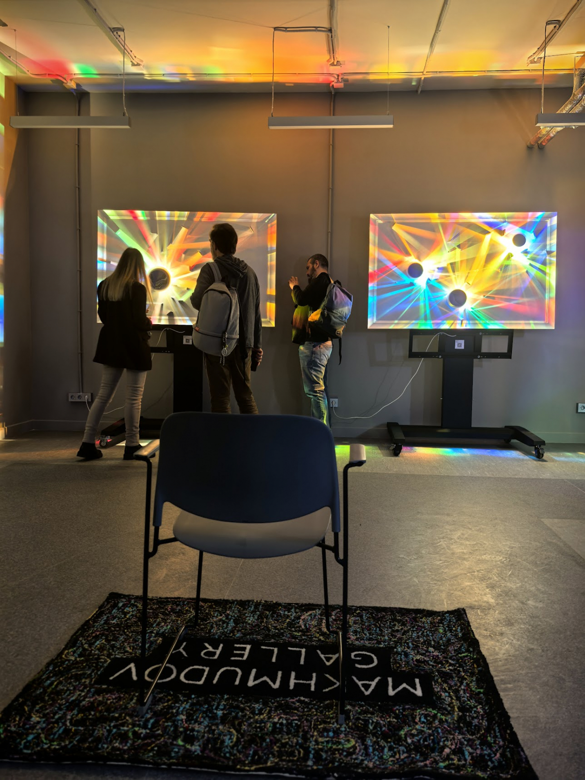 Гости конференции рассматривают световые работы Михаила Дьячкова и обсуждают визуальные эффекты.