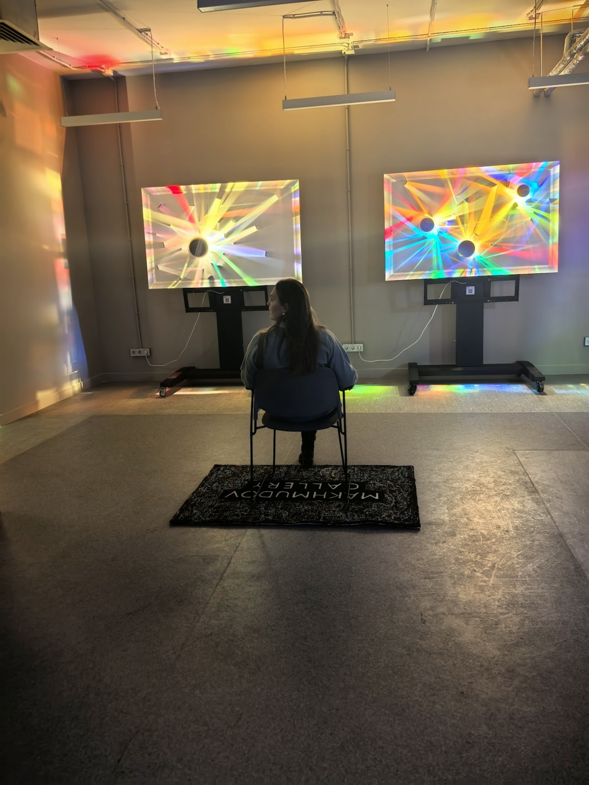 Гости конференции рассматривают световые работы Михаила Дьячкова и обсуждают визуальные эффекты.