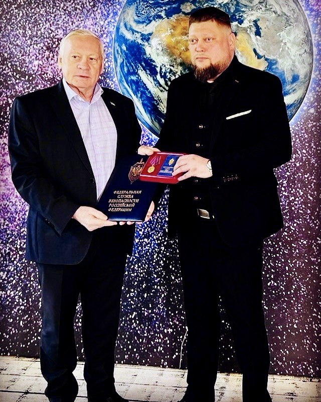 Генерал-майор В.А. Варман вручает медаль Соколову В.В.