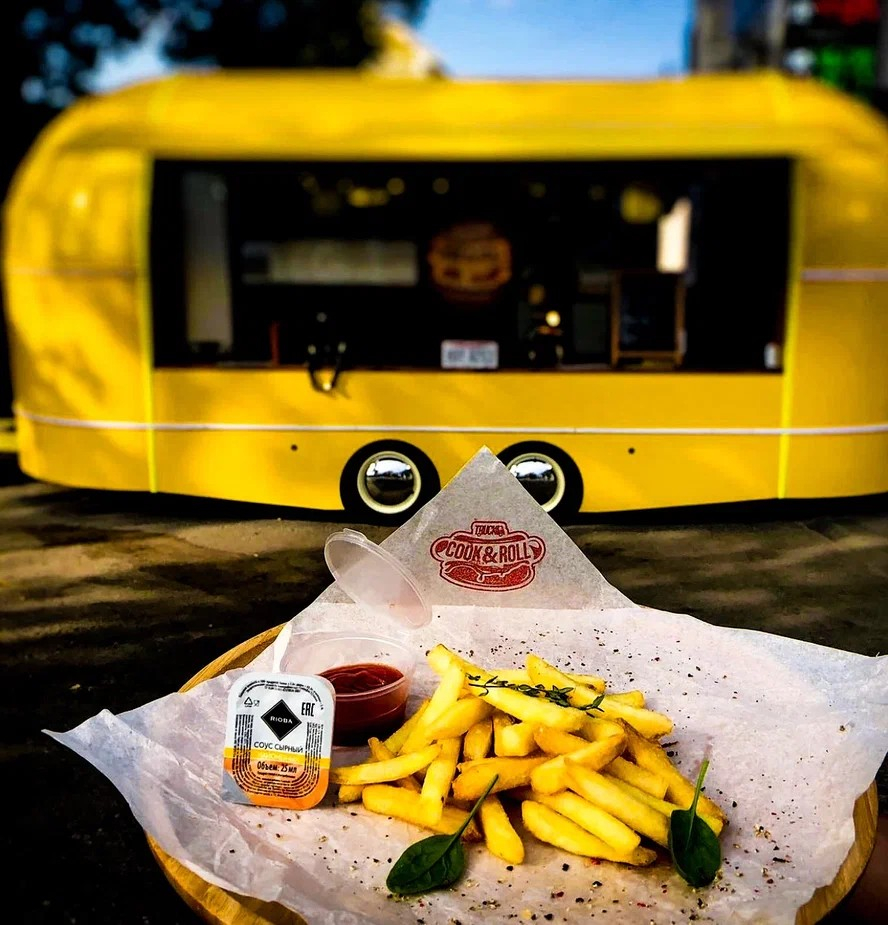 Желтый фудтрак 15 м²