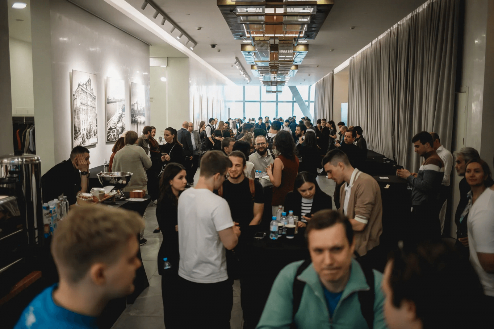 Главная фишка офлайн-мероприятий — общение в неформальной обстановке. За чашкой кофе можно познакомиться с потенциальным партнером, инвестором или клиентом. Источник: Adesk Venture Day