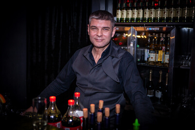 Еще один обаятельный бармен - Юний Давыдов RCG