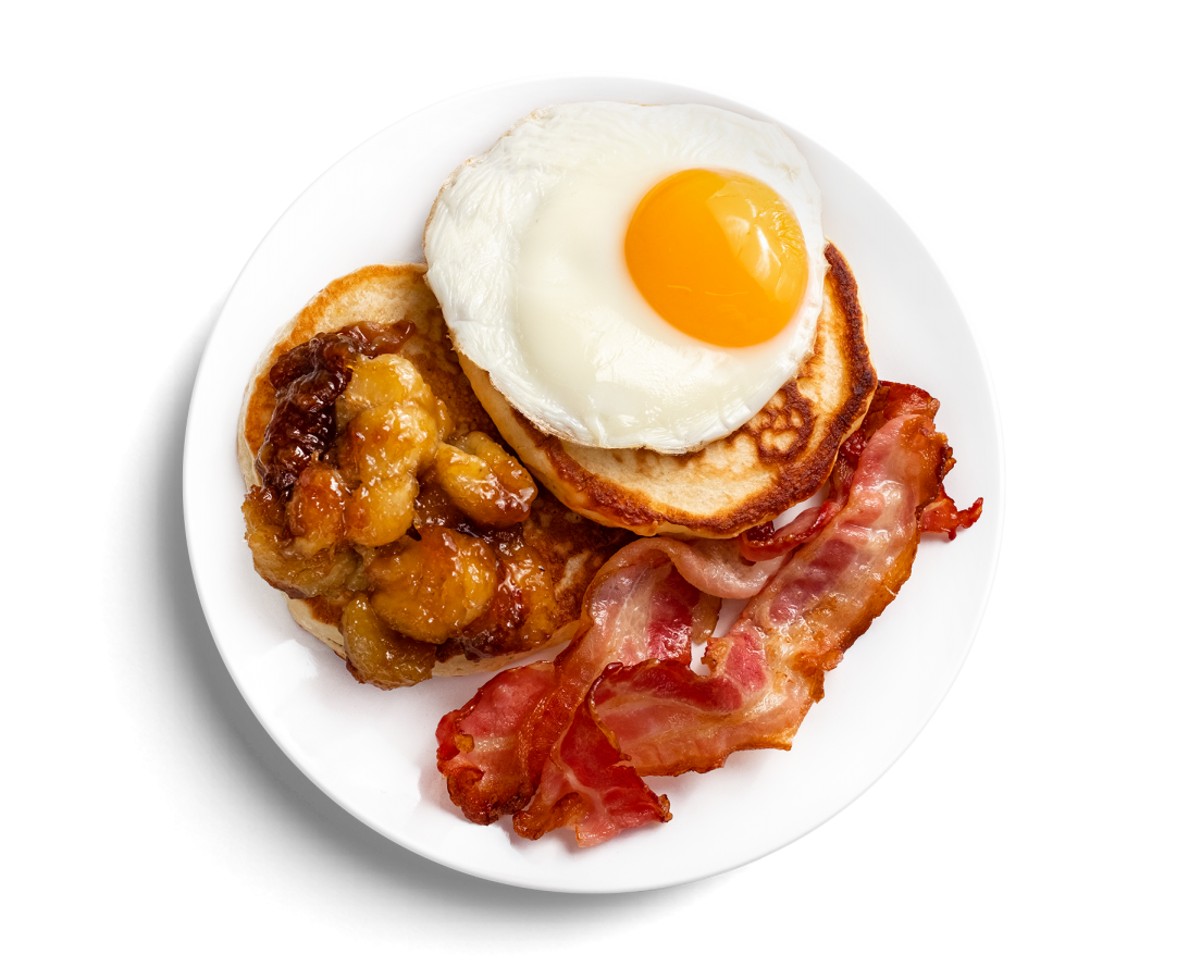 Английский завтрак яйца. Завтрак. Яичница английский завтрак. Традиционный американский завтрак. Тарелка с едой сверху.