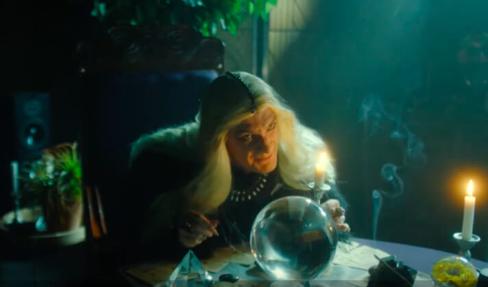 Александр Гудков стал эксцентричной гадалкой в новой кампании  «Райффайзенбанк» и MullenLowe Moscow