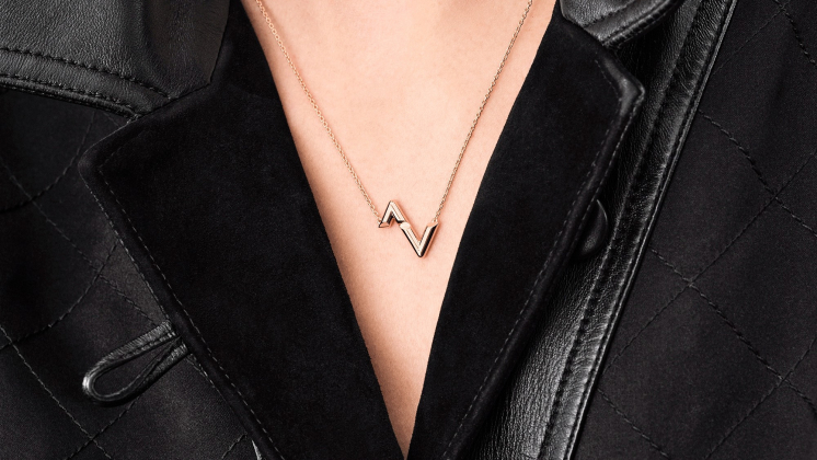 В новых украшениях Louis Vuitton разглядели символ Z — бренд обвинили в поддержке России