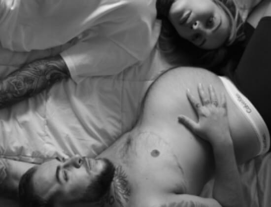 Пользователи призвали бойкотировать Calvin Klein за образ беременного мужчины