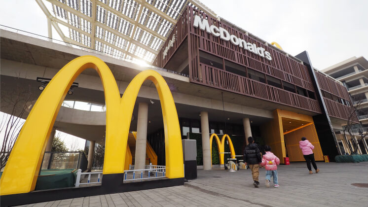McDonald's временно приостановил работу офисов в США из-за сокращения персонала