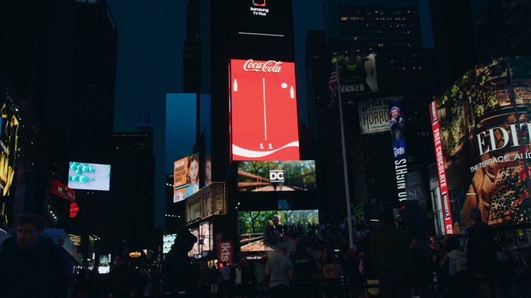 Coca-Cola предложила прохожим сыграть в ретро-игру на экране Таймс-сквер