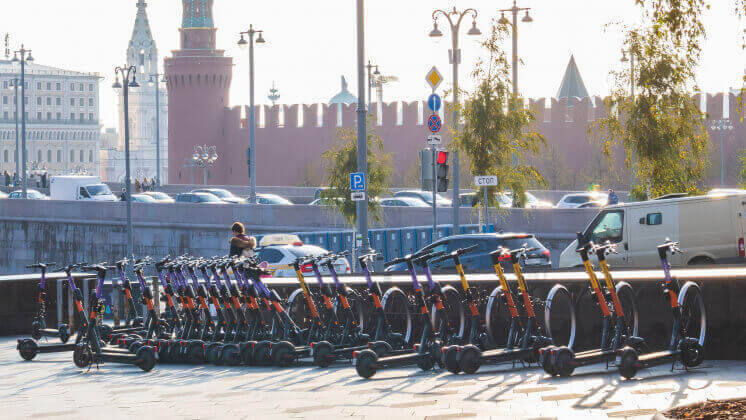 В Москве ввели обязательную верификацию для аренды электросамокатов