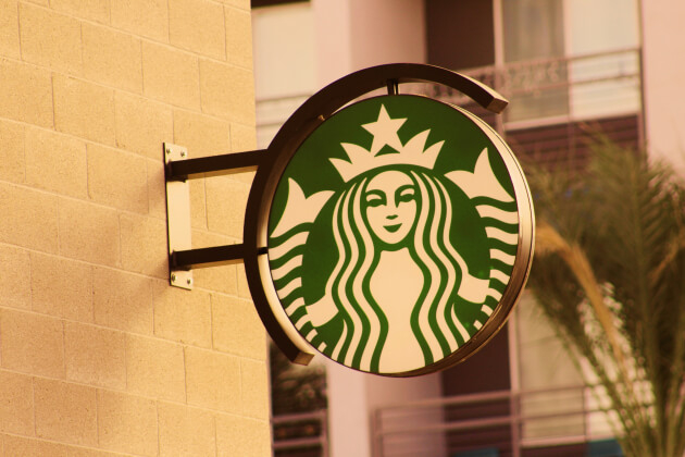 Starbucks продолжит сокращать сотрудников