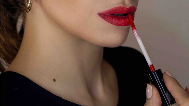 Семь из десяти россиянок наносят макияж перед работой