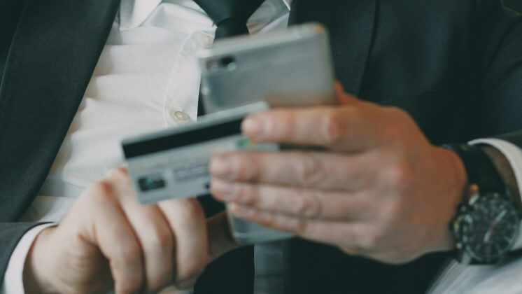 ФАС проверяет маркетплейсы из-за различий в ценах на товары по способам оплаты