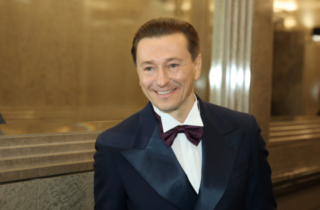 Сергей Безруков потребовал полмиллиона рублей за маски с его лицом