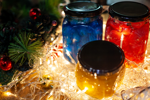 Закат рекламы: KITCHEN поздравил клиентов мерцающими банками с соленьями и вареньем