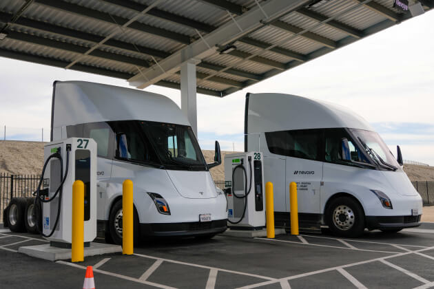 Tesla запустила массовое производство электрического грузовика Semi