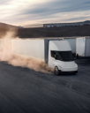 Tesla запустила массовое производство электрического грузовика Semi