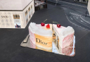 Dior превратил поп-ап в гигантский торт в китайском Нанкине
