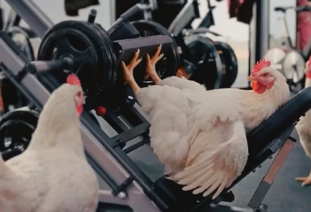 Легендарный футболист Роберто Карлос стал тренером куриных ножек KFC