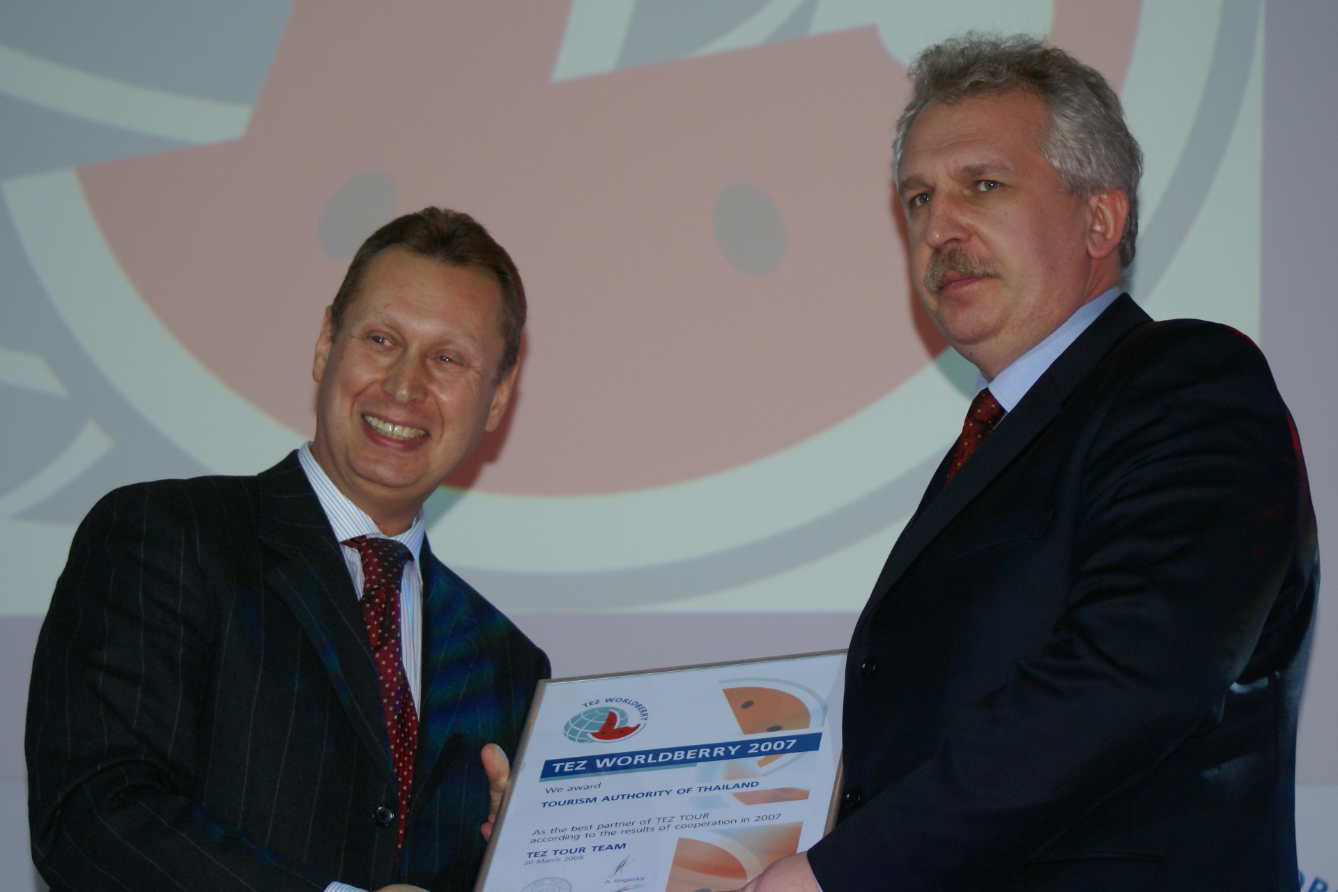 Sostav.ru - Фоторепортажи - TEZ Tour подарил партнерам глобусы-арбузы