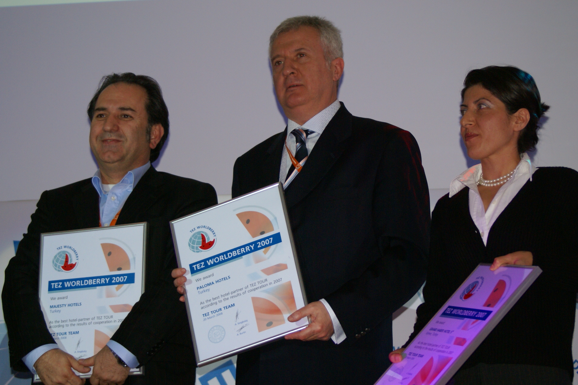 Sostav.ru - Фоторепортажи - TEZ Tour подарил партнерам глобусы-арбузы