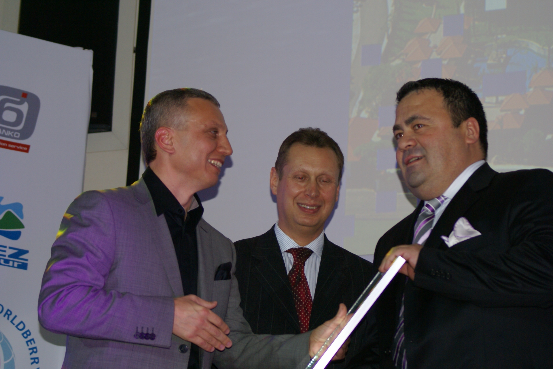 Sostav.ru - Фоторепортажи - TEZ Tour подарил партнерам глобусы-арбузы