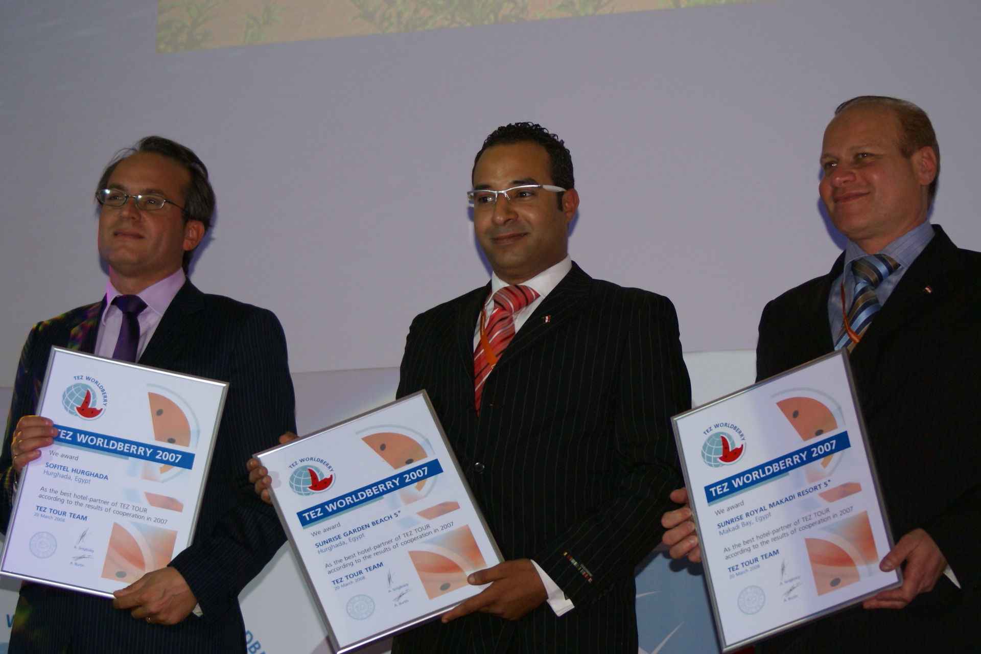 Sostav.ru - Фоторепортажи - TEZ Tour подарил партнерам глобусы-арбузы