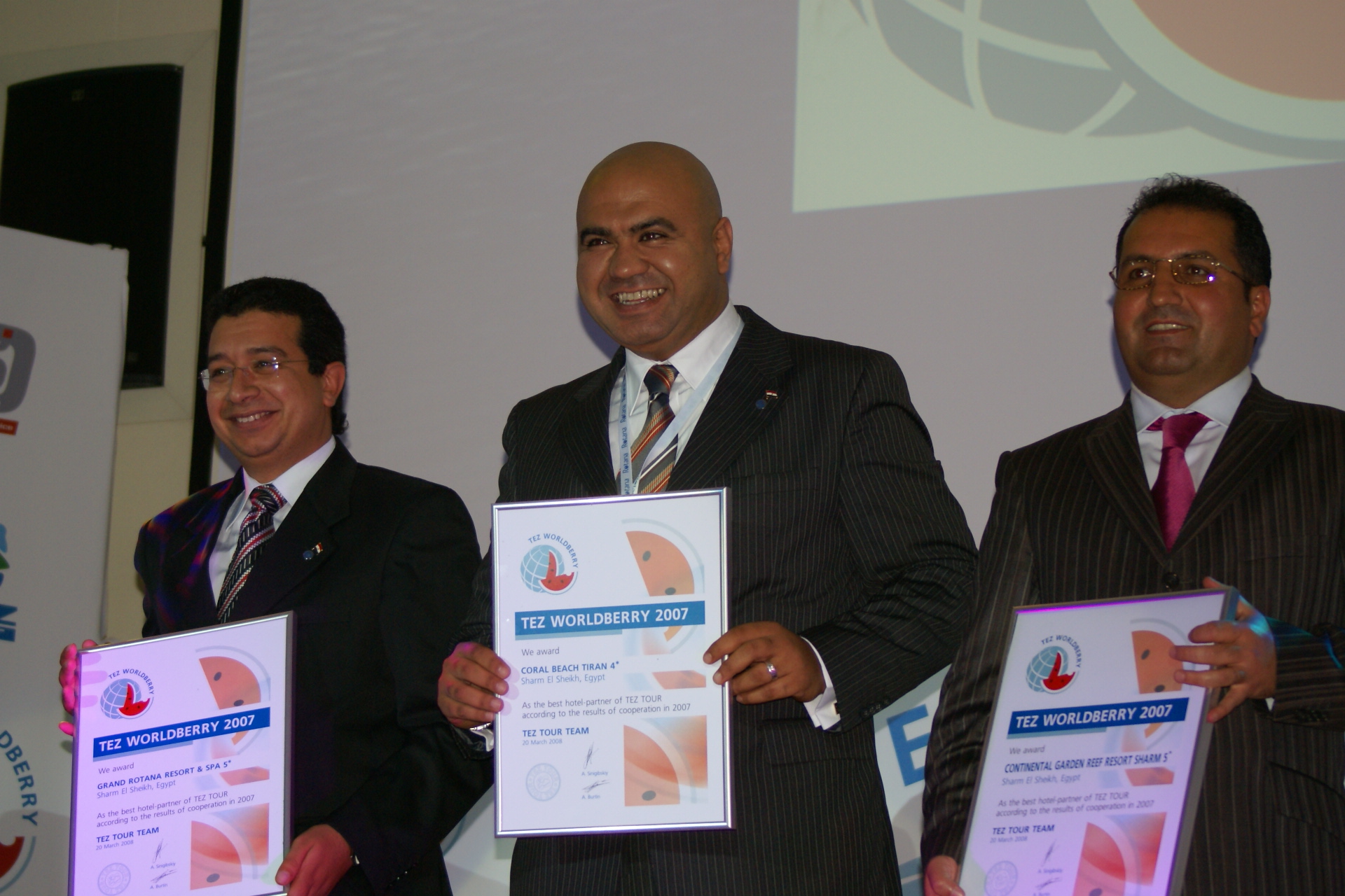 Sostav.ru - Фоторепортажи - TEZ Tour подарил партнерам глобусы-арбузы