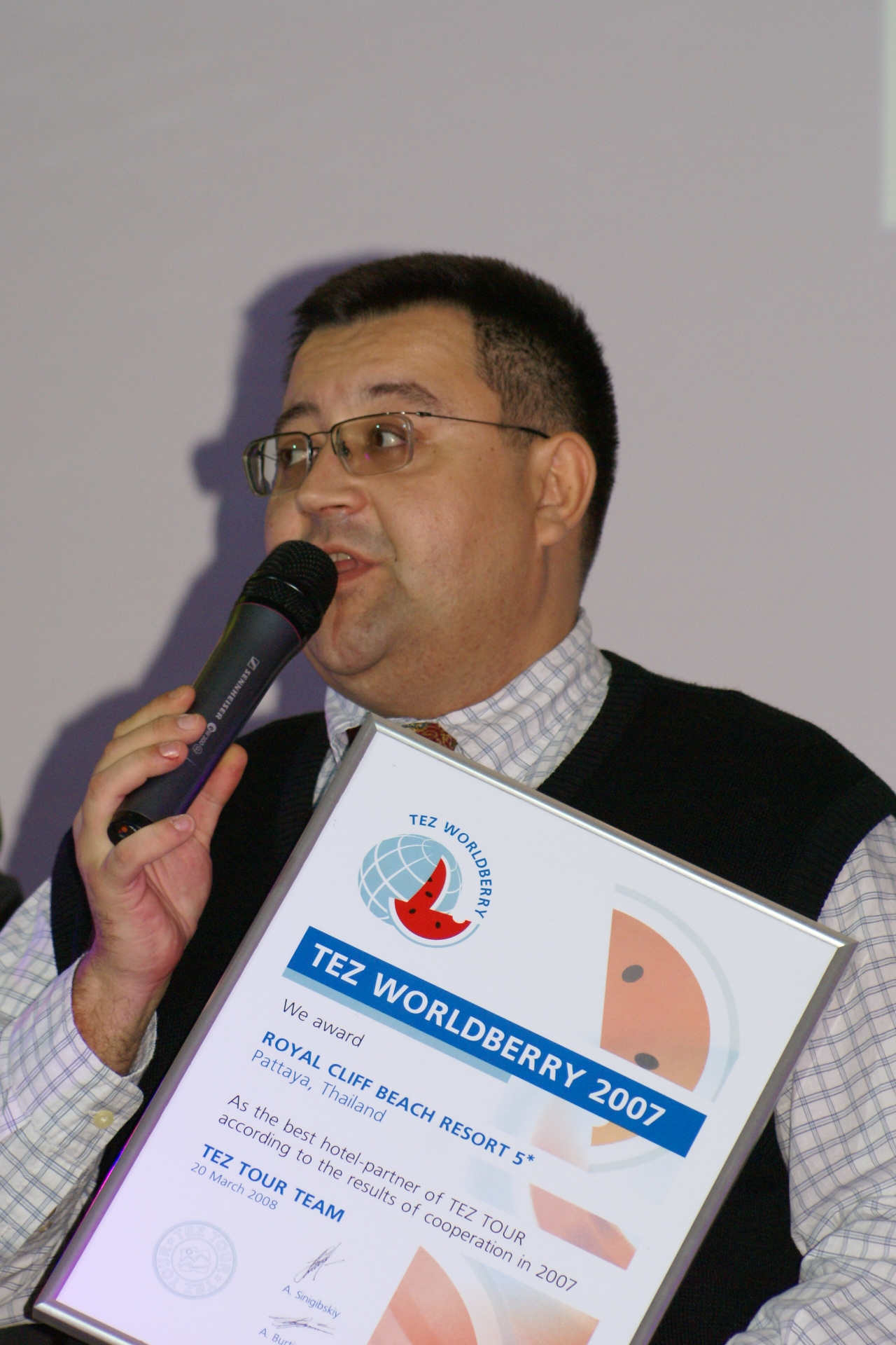 Sostav.ru - Фоторепортажи - TEZ Tour подарил партнерам глобусы-арбузы