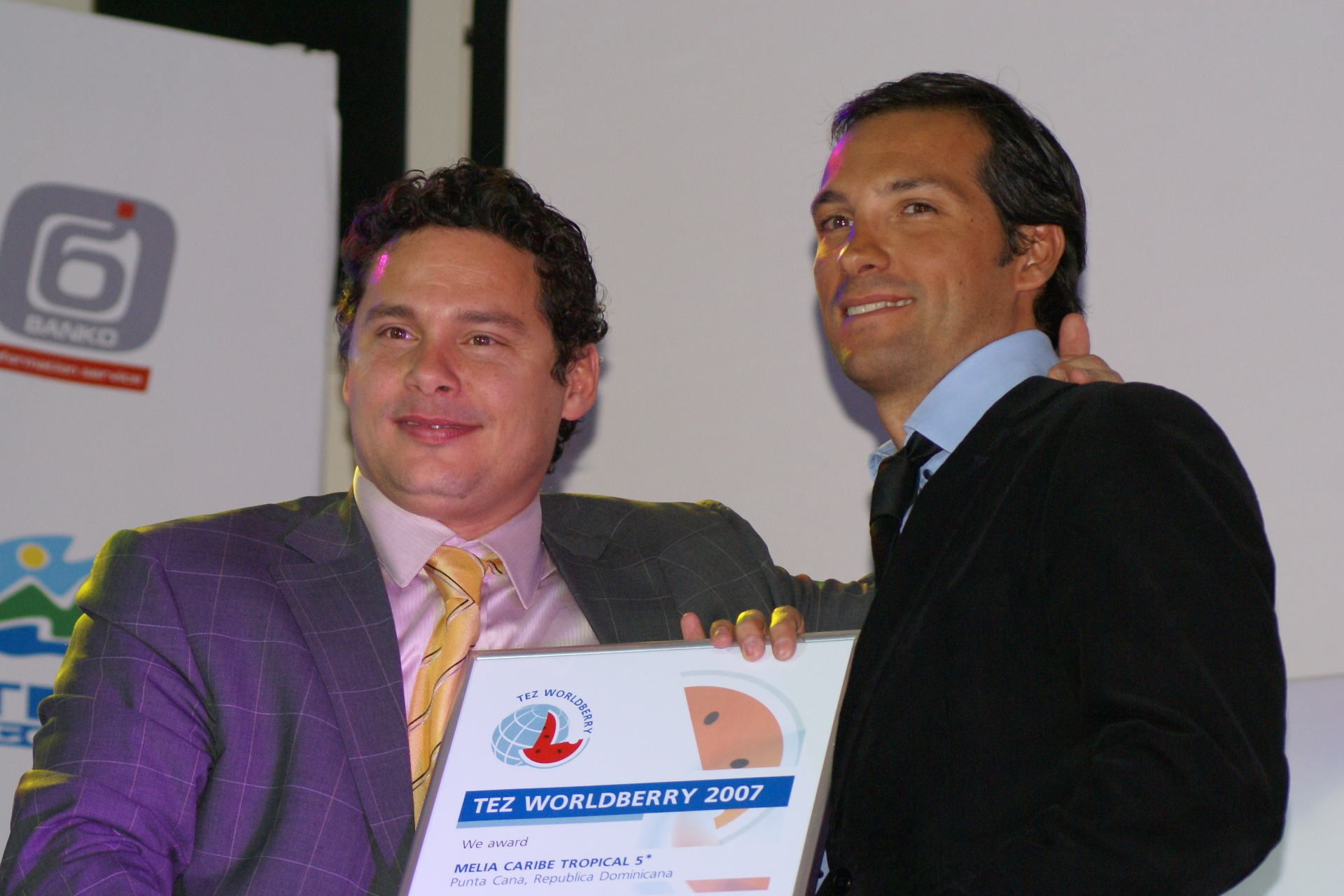 Sostav.ru - Фоторепортажи - TEZ Tour подарил партнерам глобусы-арбузы