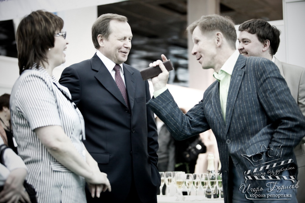 кого называют королем репортажа. версаль король солнце. книга записки москвича. когда человек общительный как его называют. драматургия репортажа.